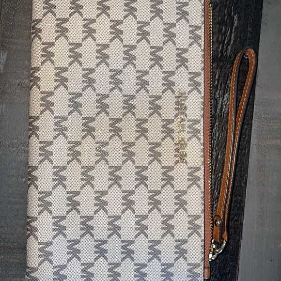 Michael Kors Wristlet Wallet. Review photos for wear. Make an offer. - Picture 2 of 5